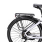 Bakre vy av pakethållare och sadel på vit OneSport OT05 Pro elcykel