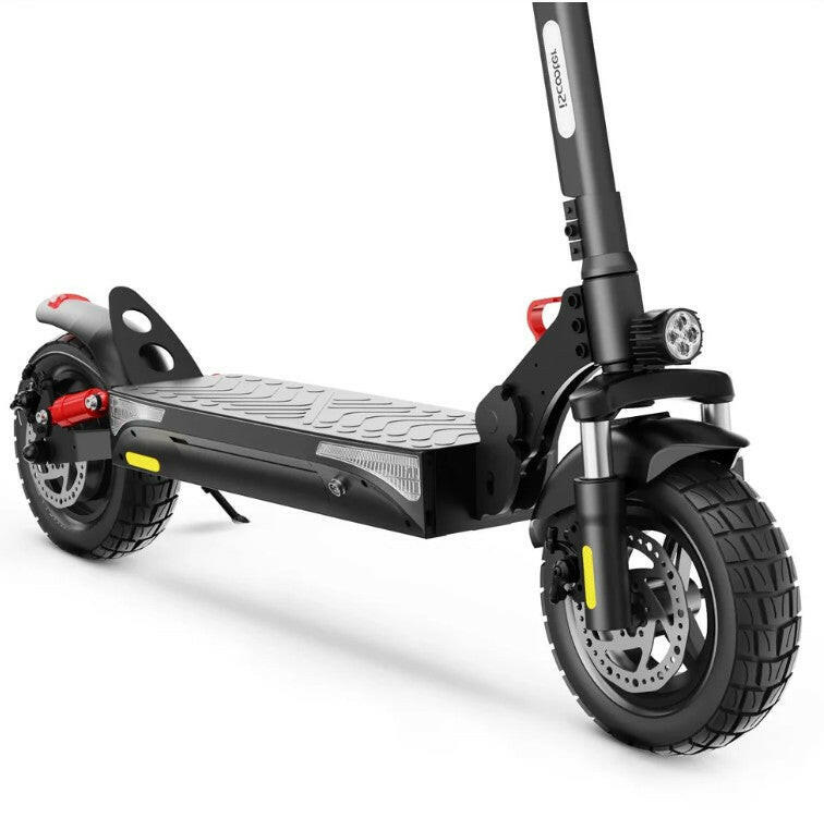 iScooter iX3 elscooter – framifrån i låg vinkel med robusta offroad-däck, skivbromsar och LED-lampa

